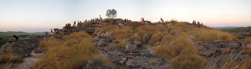 020_Ubirr_rock.jpg - Aufbruchstimmung am Ubirr Rock nach Sonnenuntergang... (die anderen haben alle in die andere Richtung fotografiert!)