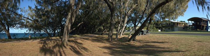 076_Woodgate_beach_2.jpg - So leben die Menschen am "Woodgate Beach", die Nähe zum Wasser kann nur ein Panoramafoto zeigen!