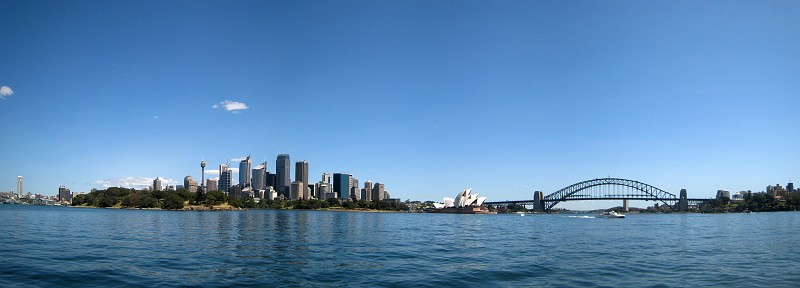 090_Sydney_3.jpg - Von unserem Hotel in Bondi Beach fahren wir meist mit der Fähre ab "Rose Bay" zum "Circular Quay". Dabei ist diese Panorama entstanden.(Mit der kleinen IXUS!)