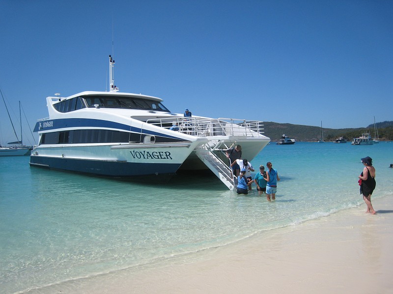 IMG_0046.JPG - DAS IST DIE VOYAGER! (MERKE: Niemals, ich wiederhole NIEMALS, eine Tour durch die Whitsundays mit der "Voyager" machen!!!) Das Schiff ist fast komplett "zu", vorne darf man nicht hin! und hinten ist sofort alles besetzt, außerdem stinkt dort der Diesel! Da fährt man durch eine der schönsten Inselwelten der Welt und kann nur durch salzverkrusteten Scheiben gucken, ein Skandal!